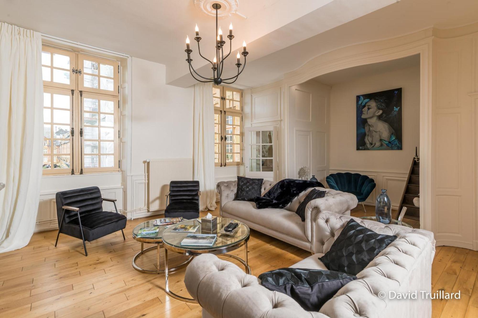 Suites Mana - Matahina Avec Vue Superbe Sur La Place Ducale Et Parking Prive Inclus Charleville-Mézières Exterior foto